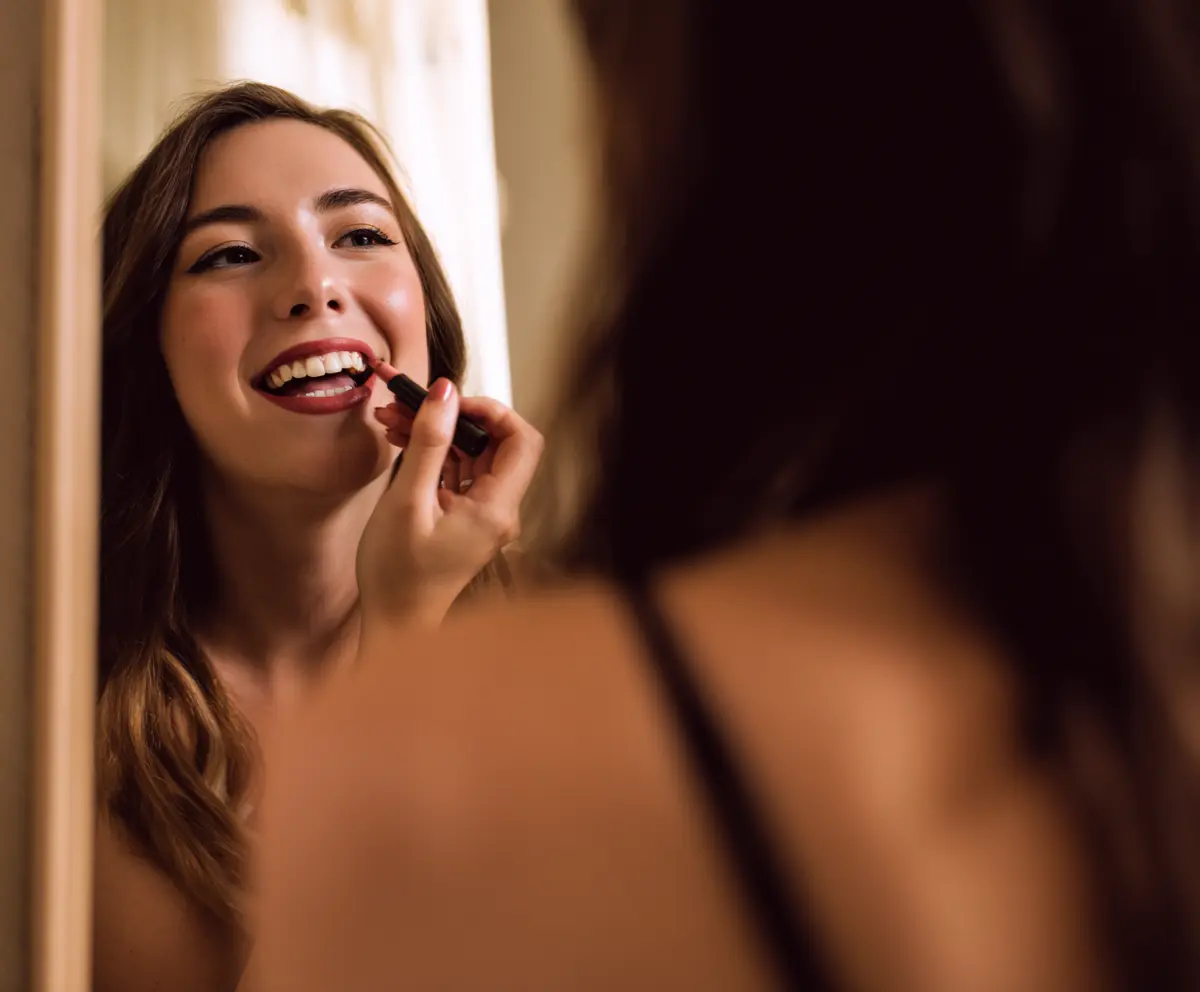 Femme qui se maquille